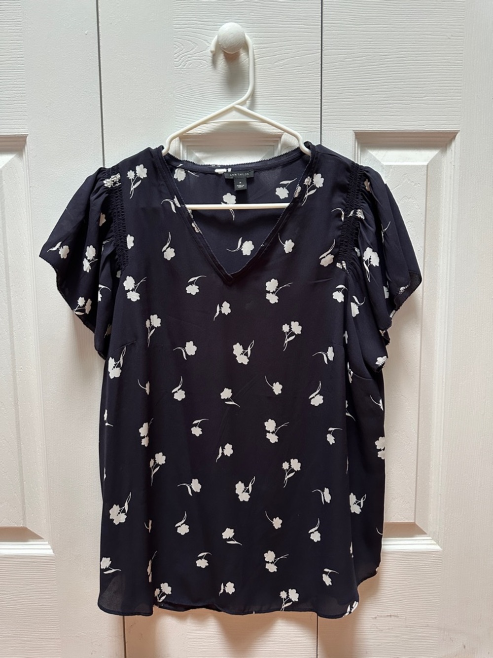 Ann Taylor Navy Blue Floral V-Neck Short Sleeve Top Size M